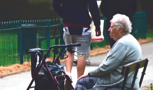 Femme âgée attendant sur un banc